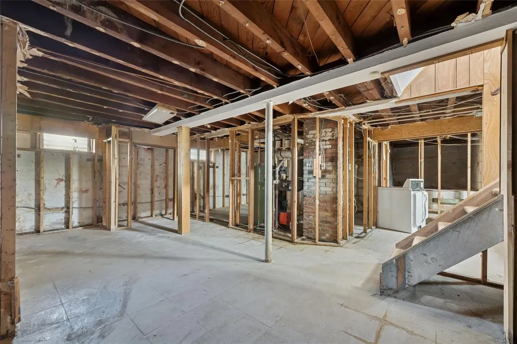230 Roslyn Road Mineola NY 11501