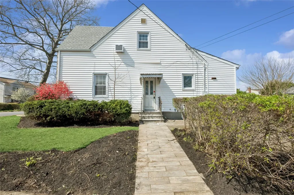 230 Roslyn Road Mineola NY 11501