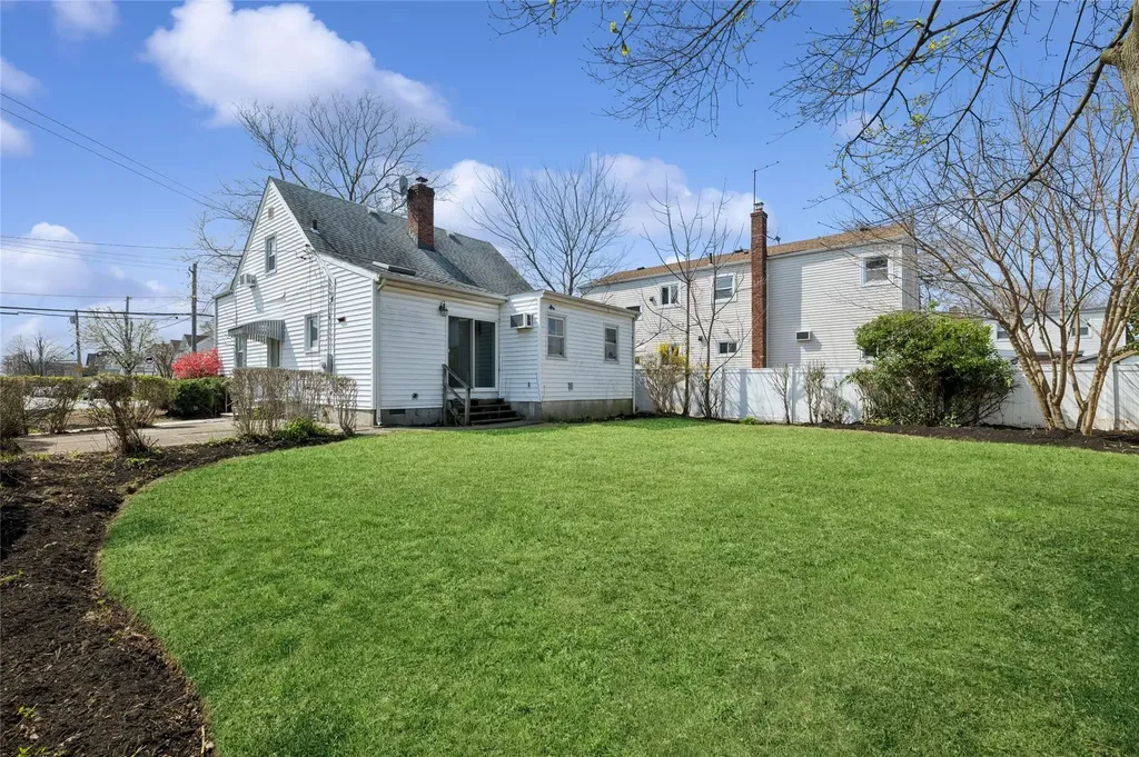 230 Roslyn Road Mineola NY 11501