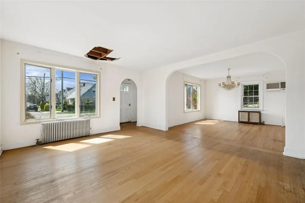 230 Roslyn Road Mineola NY 11501