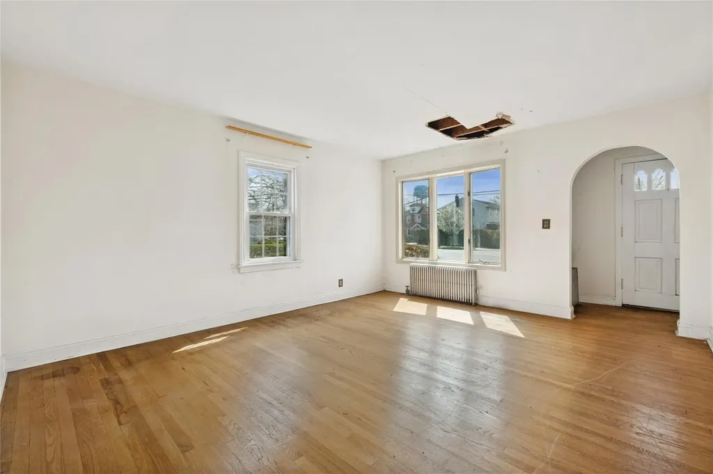 230 Roslyn Road Mineola NY 11501