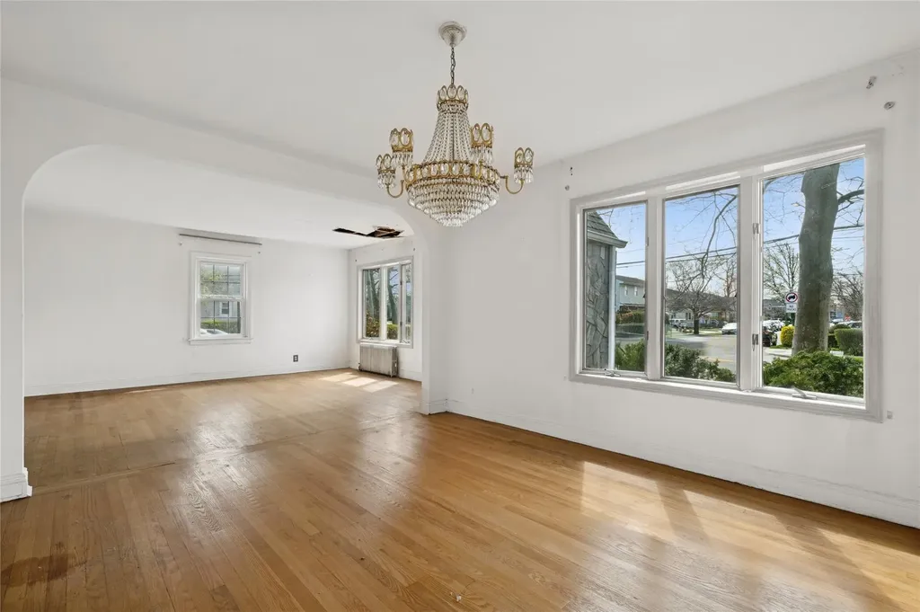 230 Roslyn Road Mineola NY 11501