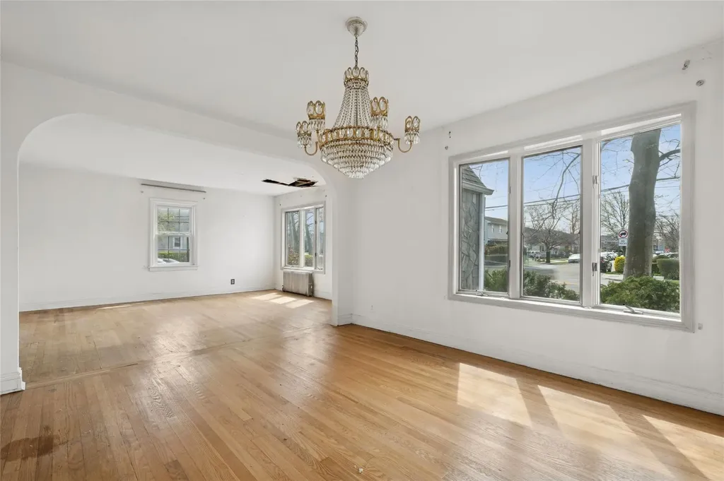 230 Roslyn Road Mineola NY 11501