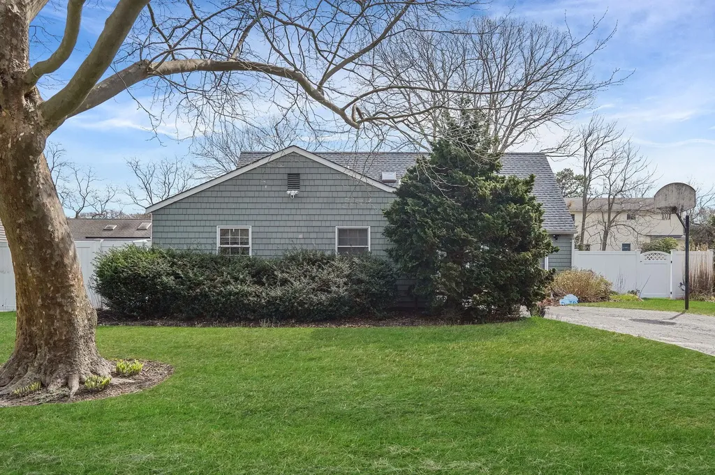 575 Bayport Avenue Bayport NY 11705