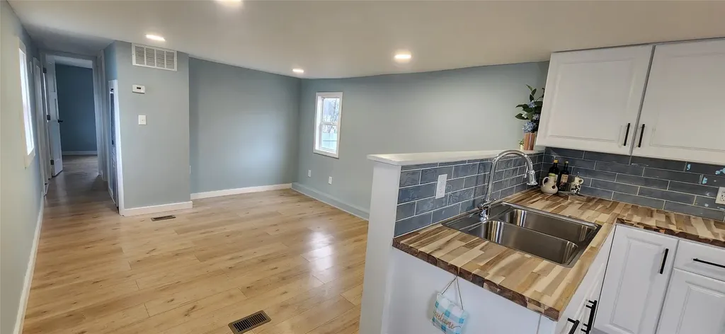 33 Debra Court Poughkeepsie NY 12601