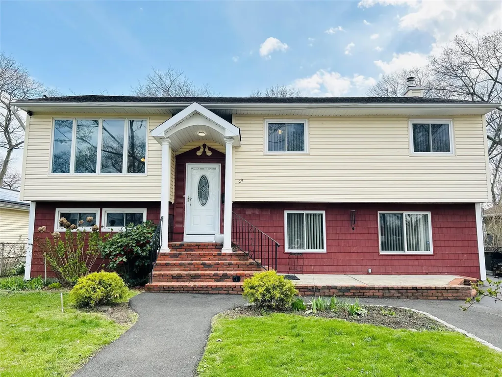 29 Leonard Place Babylon NY 11701