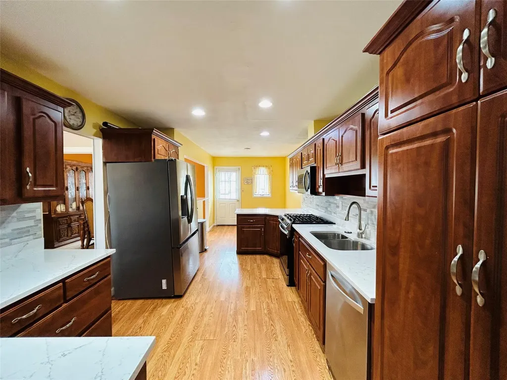 29 Leonard Place Amityville NY 11701