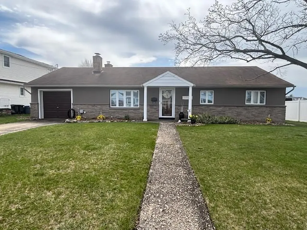 41 W Santa Barbara Road Babylon NY 11757