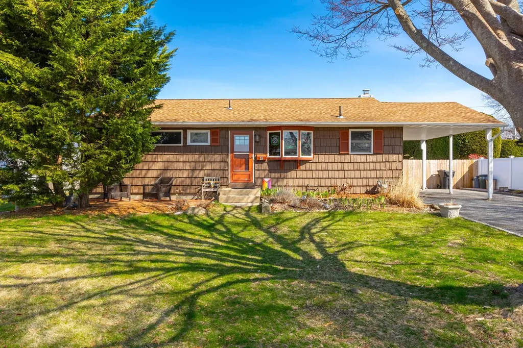7 Windsor Street Islip NY 11751