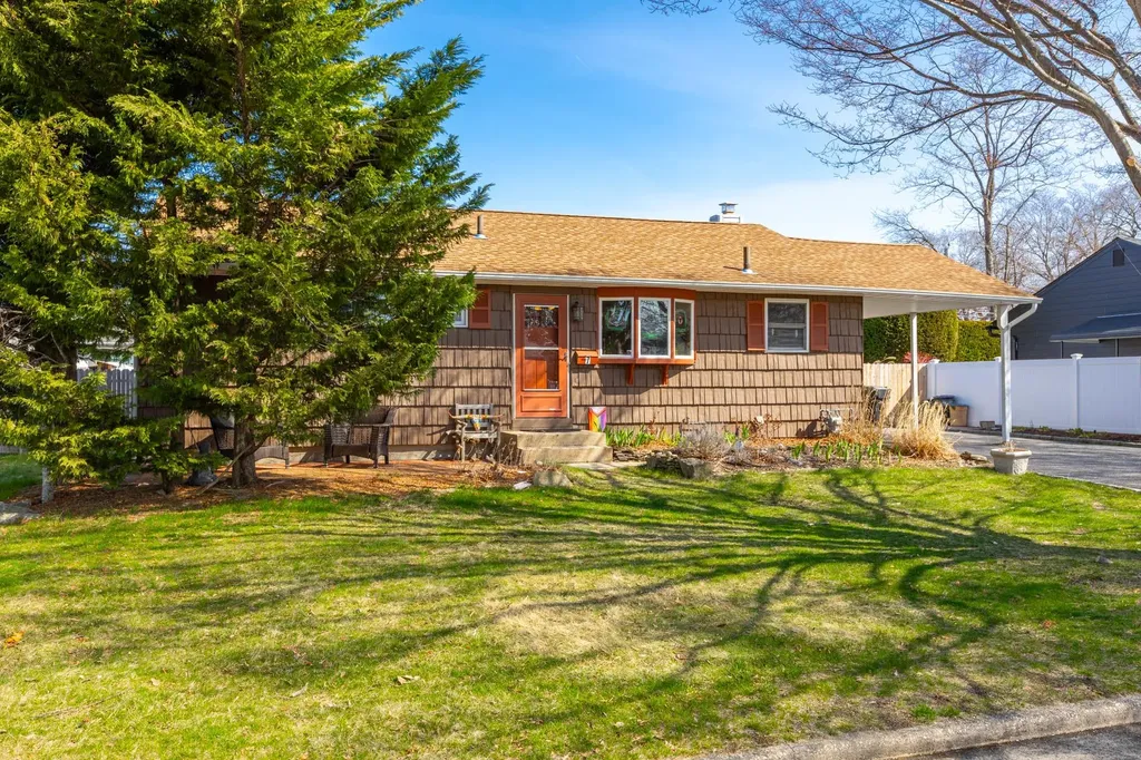 7 Windsor Street Islip NY 11751