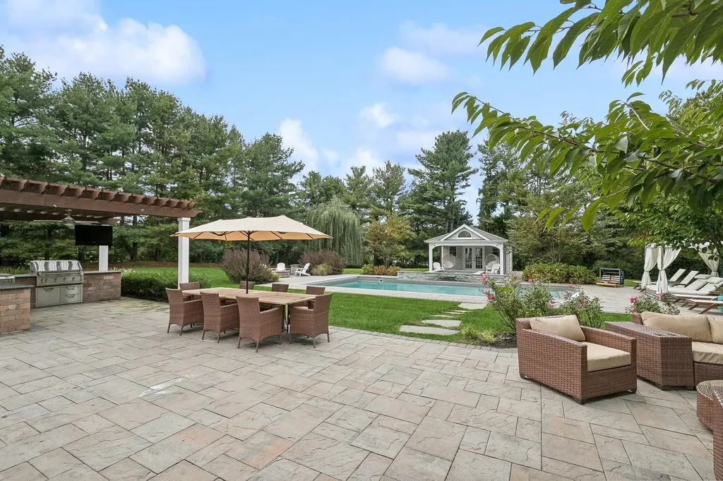 21 Partridge Lane Huntington NY 11743