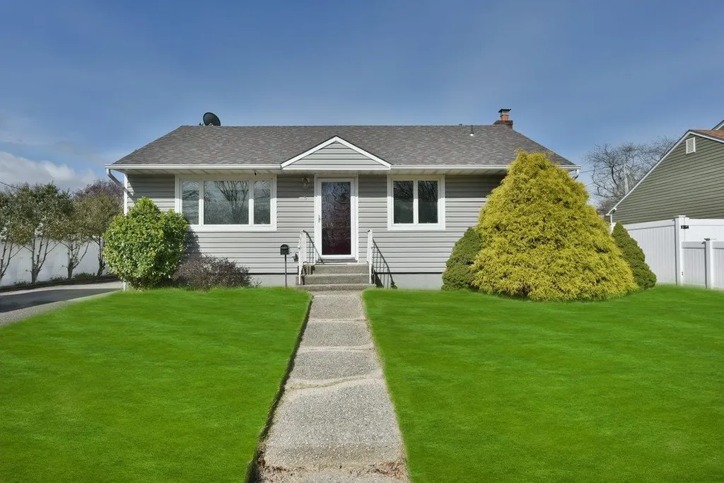 5 Imogene Drive Massapequa NY 11758