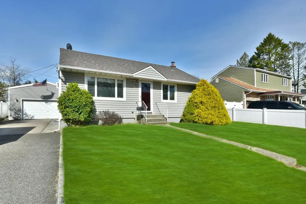 5 Imogene Drive Massapequa NY 11758