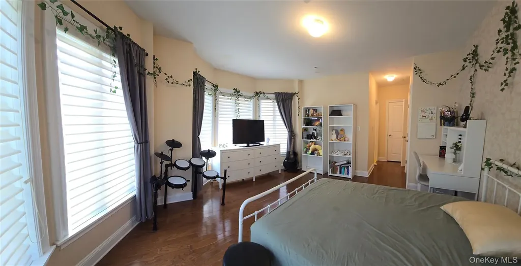 337 Park Crescent College Point NY 11356