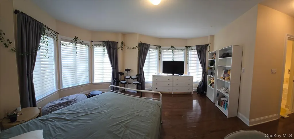 337 Park Crescent College Point NY 11356
