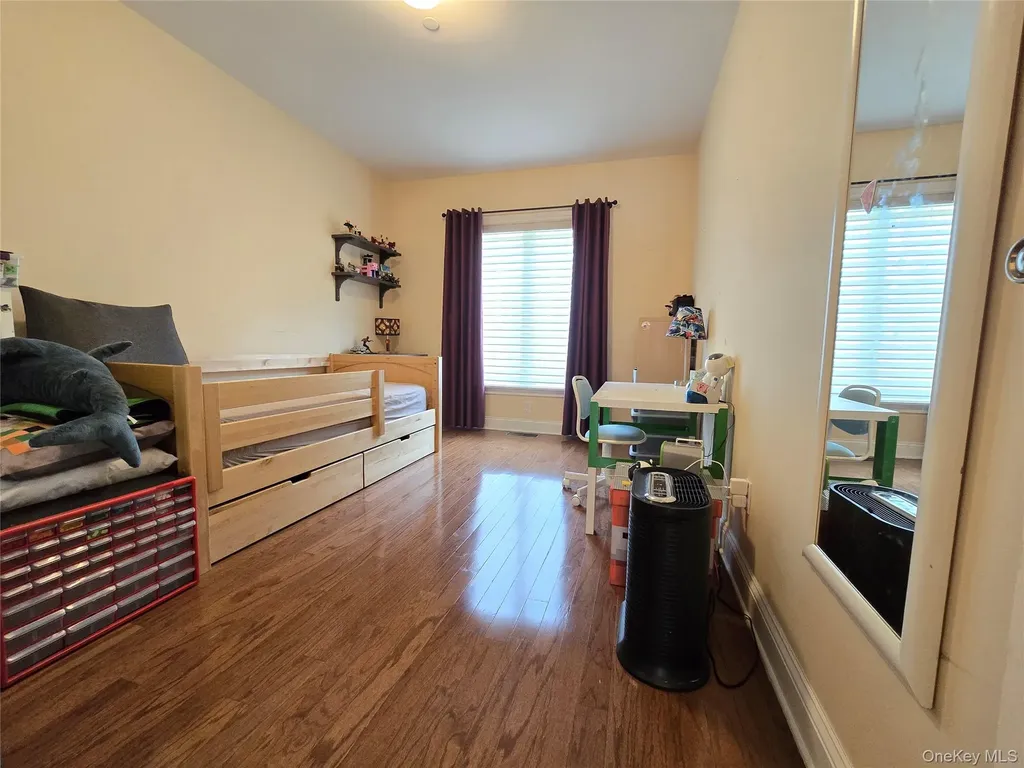337 Park Crescent College Point NY 11356