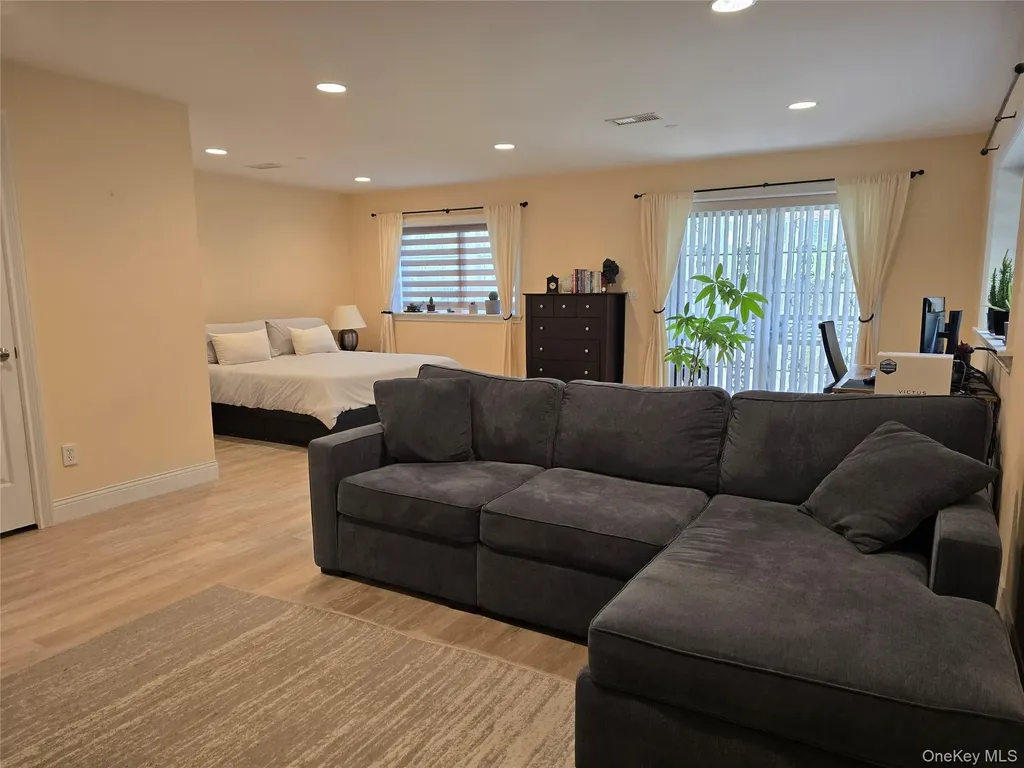 337 Park Crescent College Point NY 11356