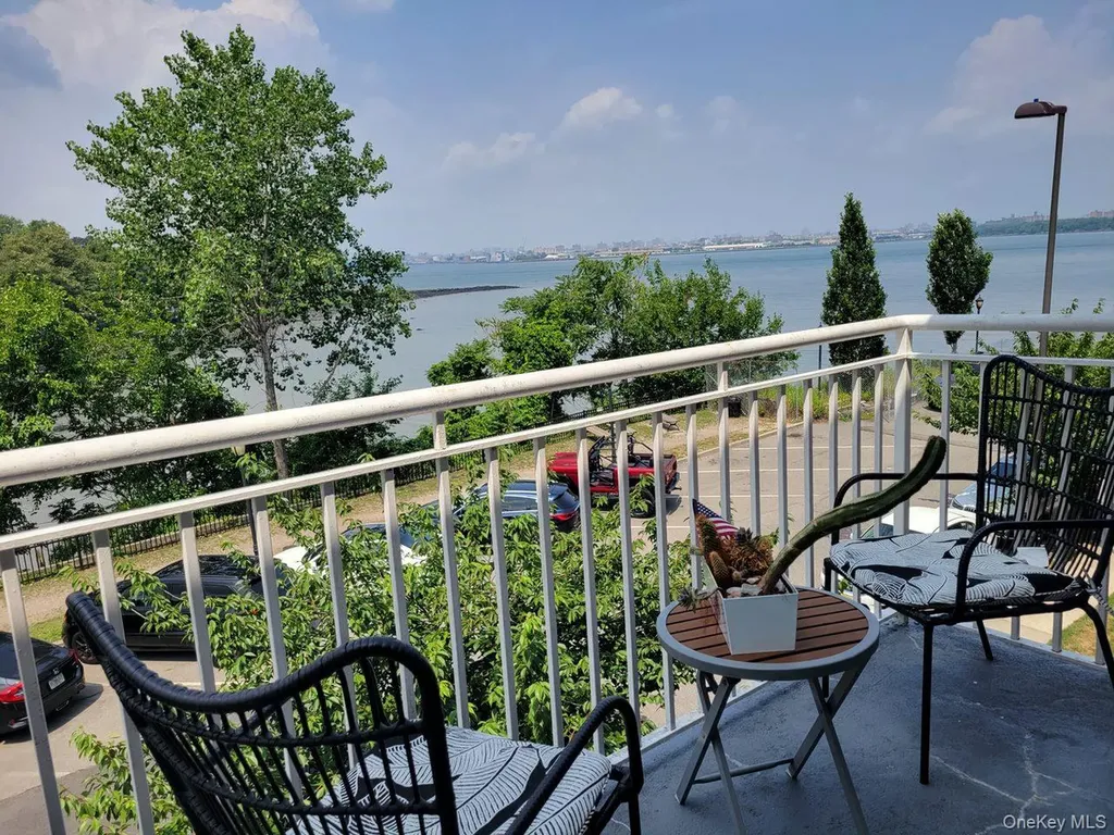 337 Park Crescent College Point NY 11356