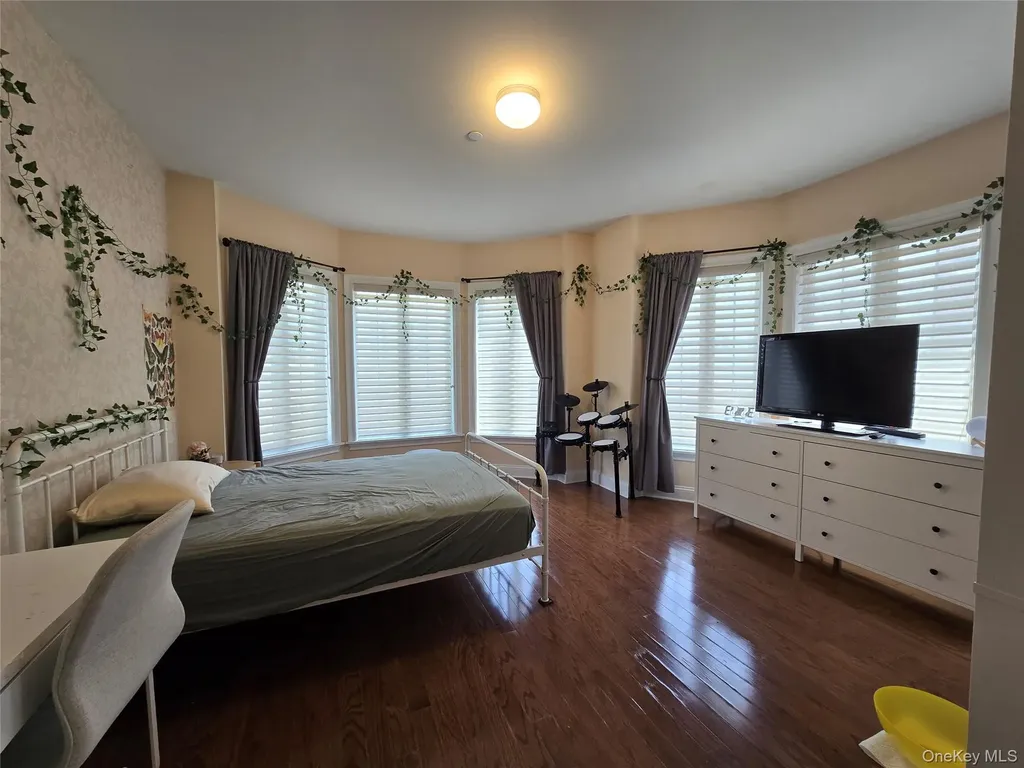 337 Park Crescent College Point NY 11356