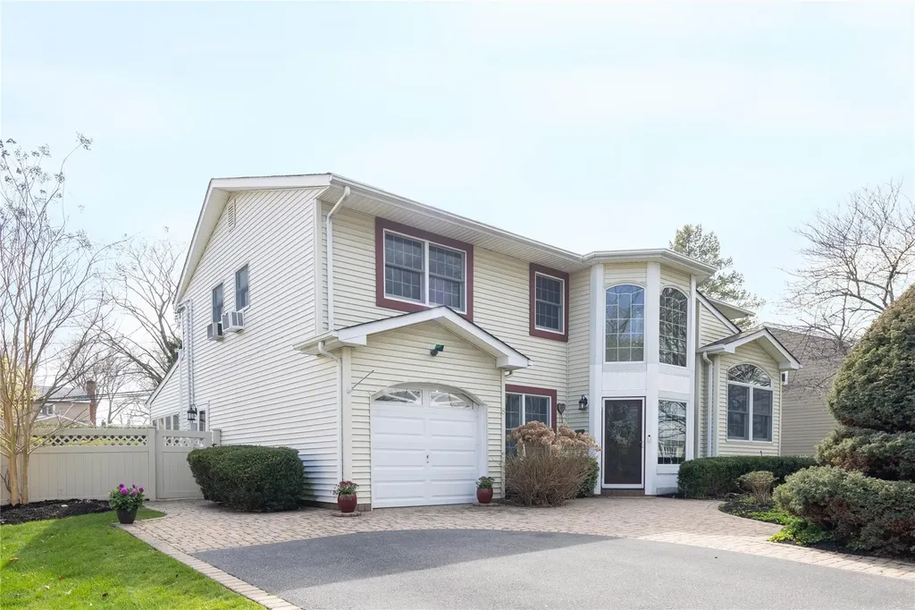 8 Pequa Lane Commack NY 11725