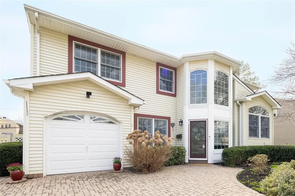 8 Pequa Lane Commack NY 11725