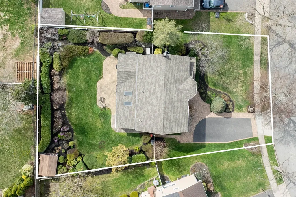 8 Pequa Lane Commack NY 11725