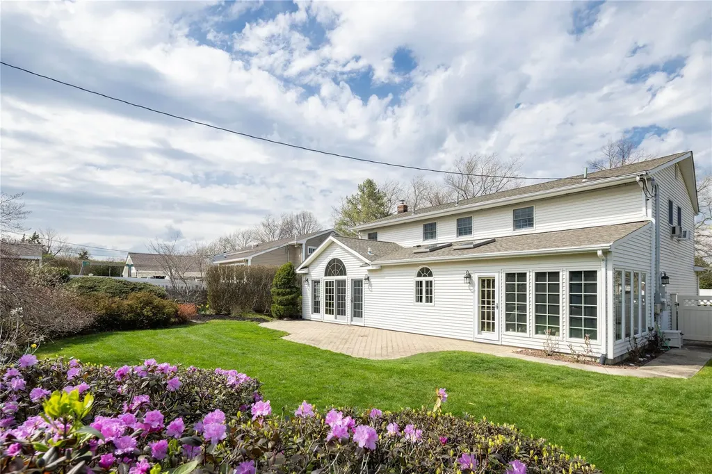 8 Pequa Lane Commack NY 11725