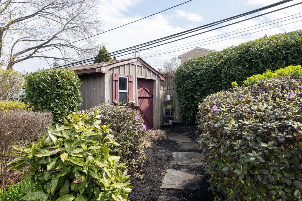 8 Pequa Lane Commack NY 11725