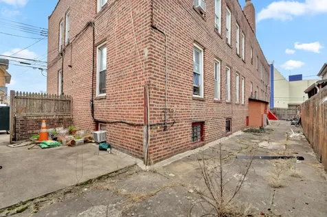 95-03 Cresskill Place Jamaica NY 11435