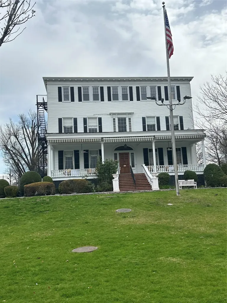 241-20 Northern Boulevard Douglaston NY 11362