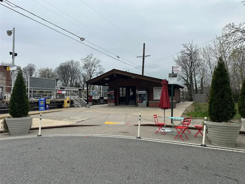 241-20 Northern Boulevard Douglaston NY 11362