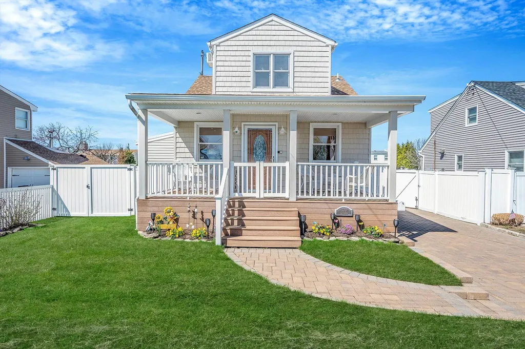 320 East Drive Copiague NY 11726