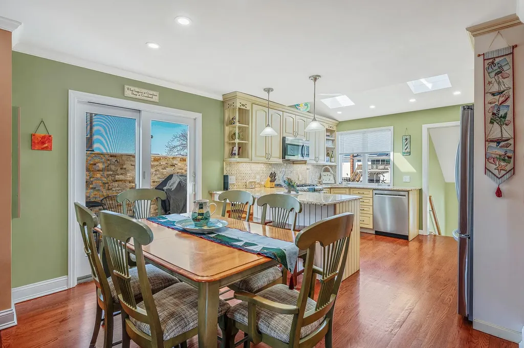 320 East Drive Copiague NY 11726
