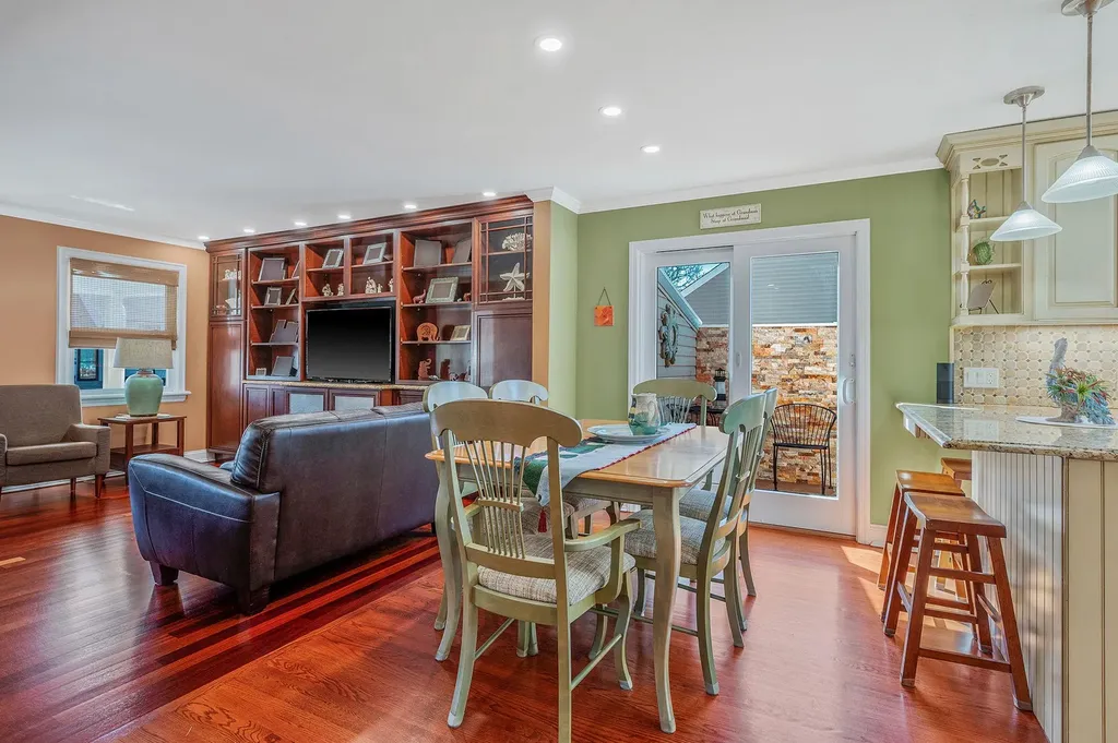 320 East Drive Copiague NY 11726