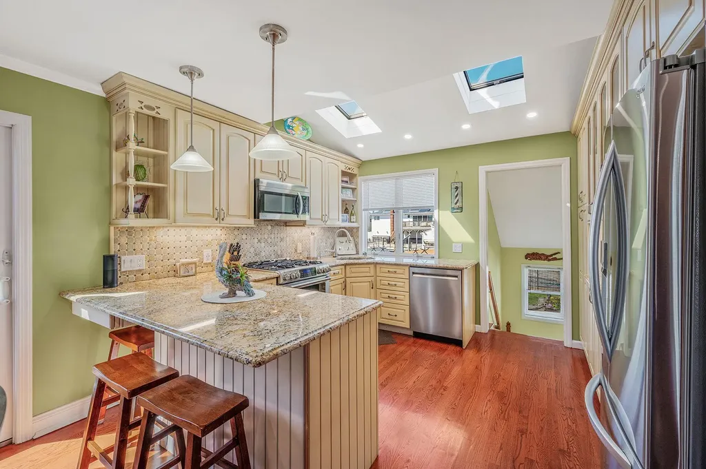 320 East Drive Copiague NY 11726