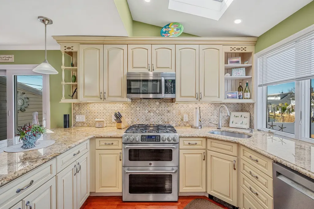 320 East Drive Copiague NY 11726