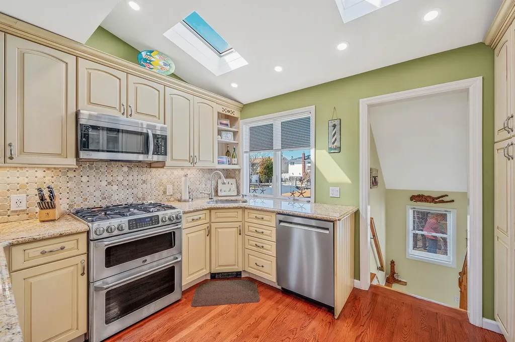 320 East Drive Copiague NY 11726