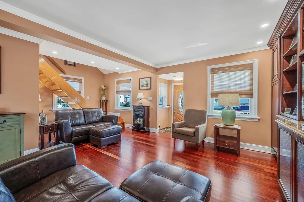 320 East Drive Copiague NY 11726