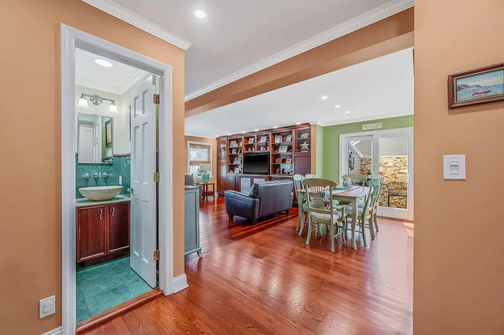 320 East Drive Copiague NY 11726