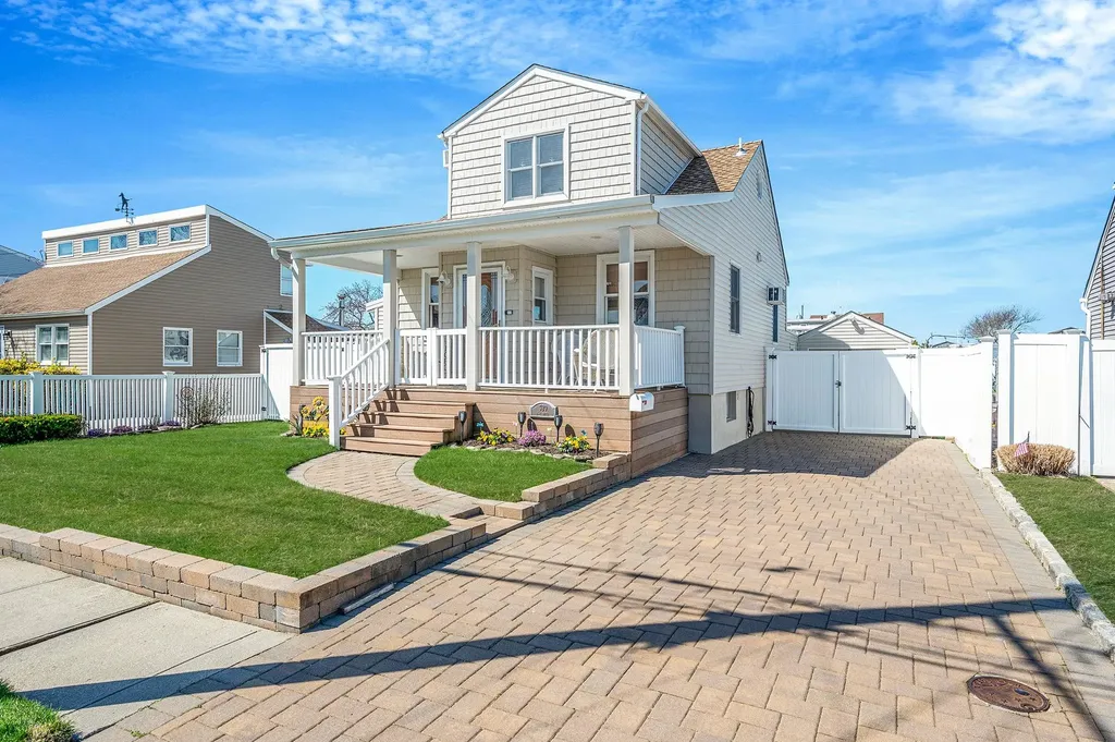 320 East Drive Copiague NY 11726
