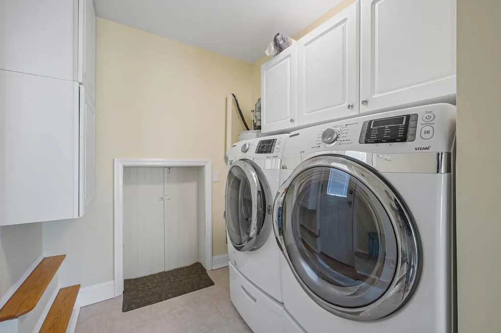 320 East Drive Copiague NY 11726
