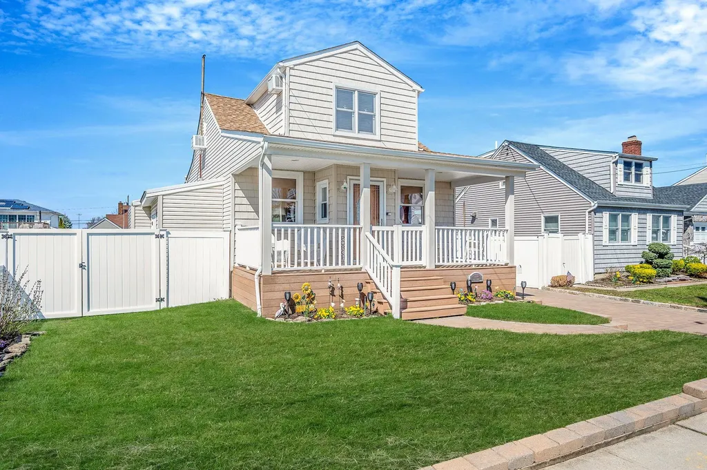 320 East Drive Copiague NY 11726