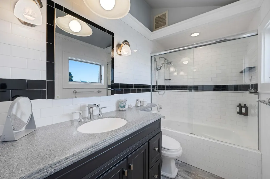 320 East Drive Copiague NY 11726