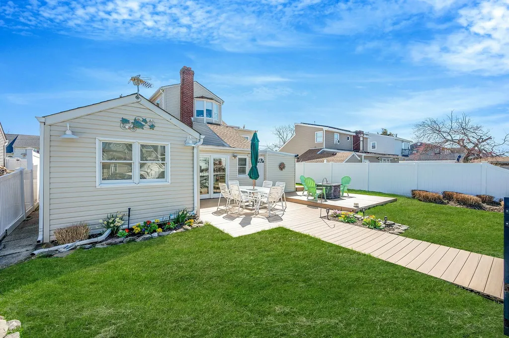 320 East Drive Copiague NY 11726