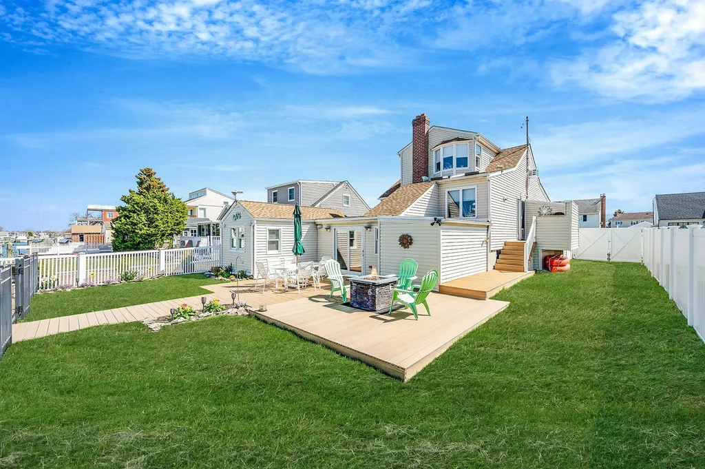 320 East Drive Copiague NY 11726