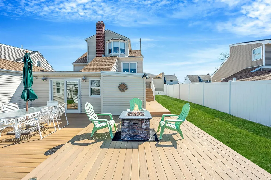 320 East Drive Copiague NY 11726