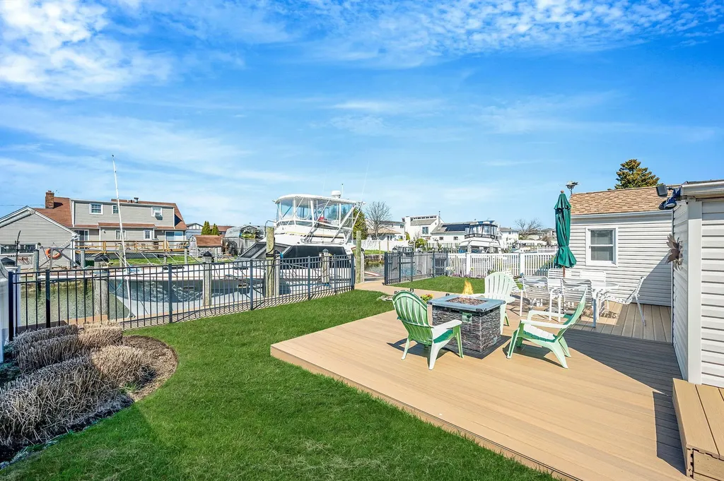 320 East Drive Copiague NY 11726