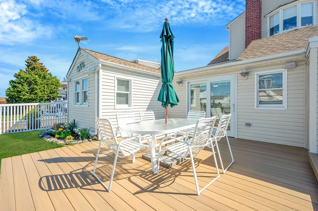 320 East Drive Copiague NY 11726