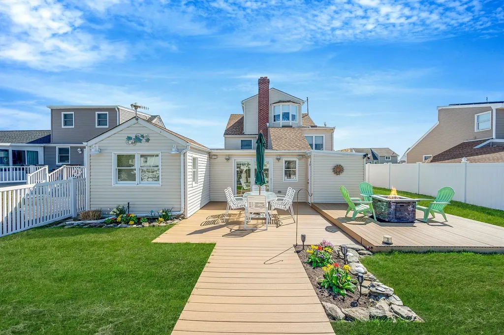320 East Drive Copiague NY 11726