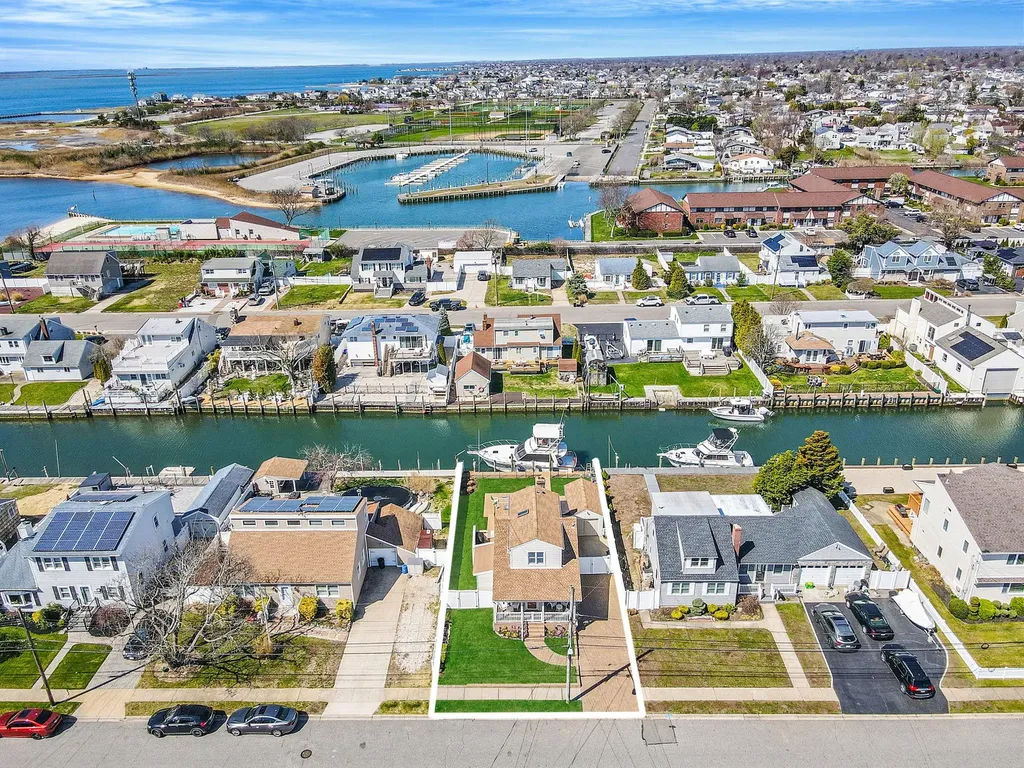 320 East Drive Copiague NY 11726
